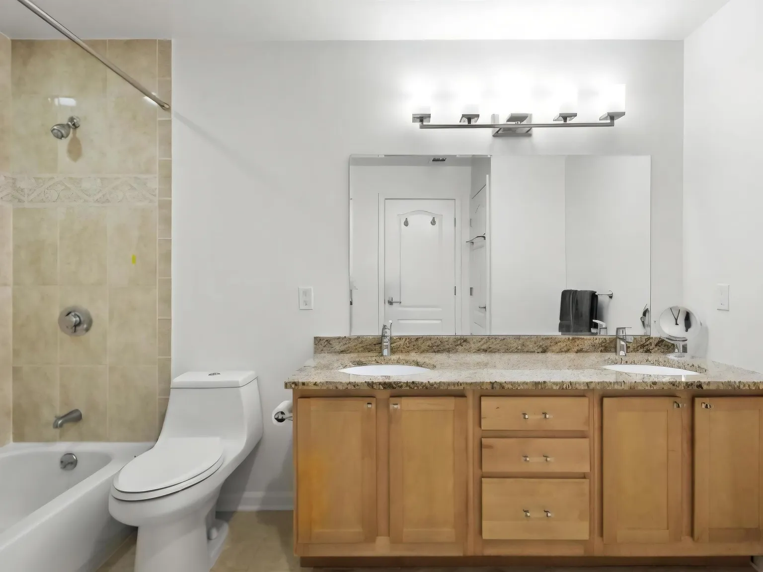 2 bed, 2.0 bath, 1225 sqft, $5,180 — Photo 4