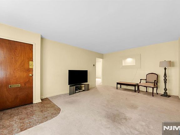 4th image of 729 Broad Avenue #1