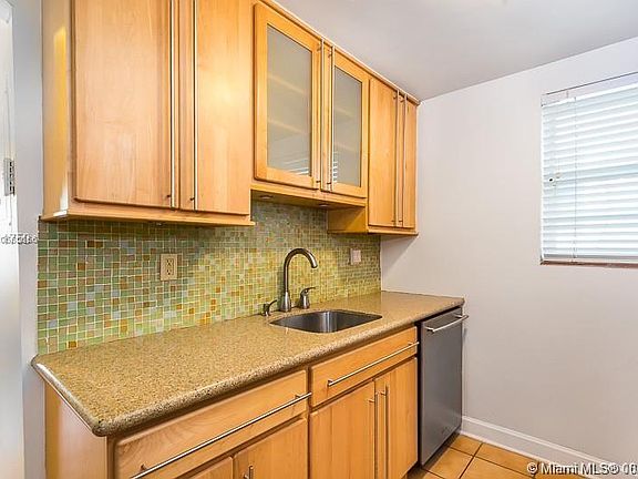 5th image of 530 15th St APT 202