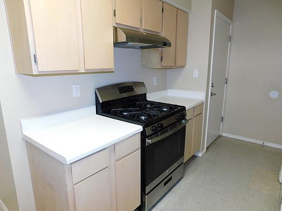 3rd image of 37 Skystone Ct