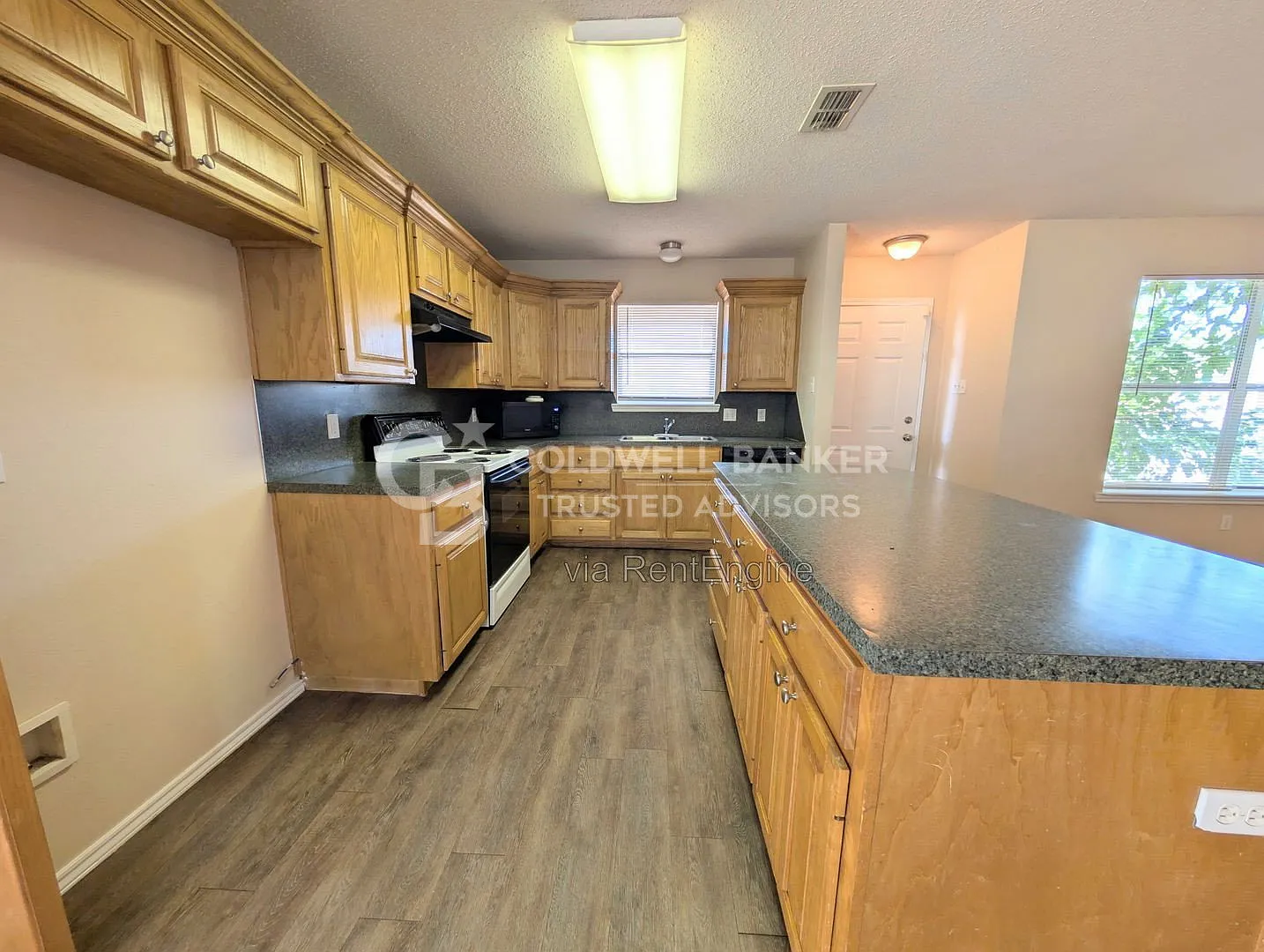 3 bed, 2.0 bath, 1295 sqft, $1,325 — Photo 4