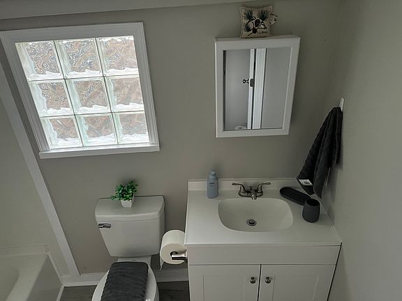 5th image of 605 Center St NW