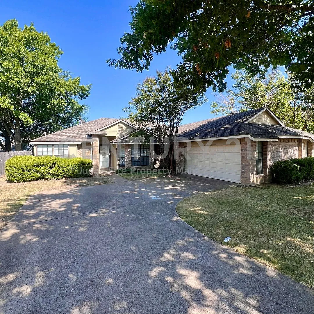 Fabulous 3/2/2 Nestled on Corner of Cul-de-sac in Red Oak ISD For Rent! — Photo 1