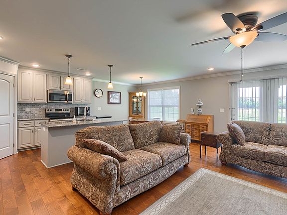 5th image of 402 Bluegrass Dr