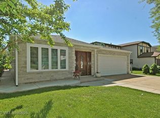 1049 Fulton Dr, Streamwood, IL 60107