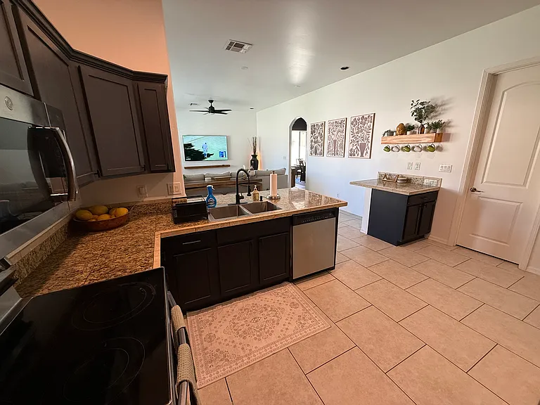1554 E Kings Ct — Photo 11