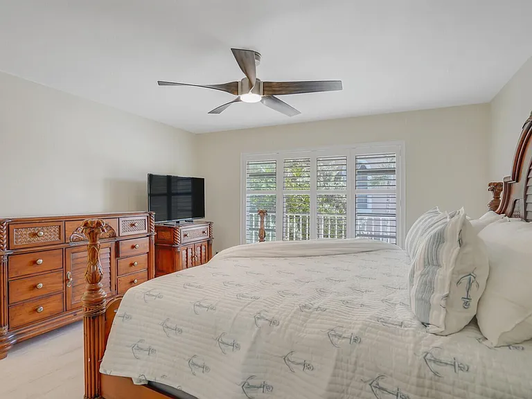 584 SE 20th Ave #2 — Photo 22