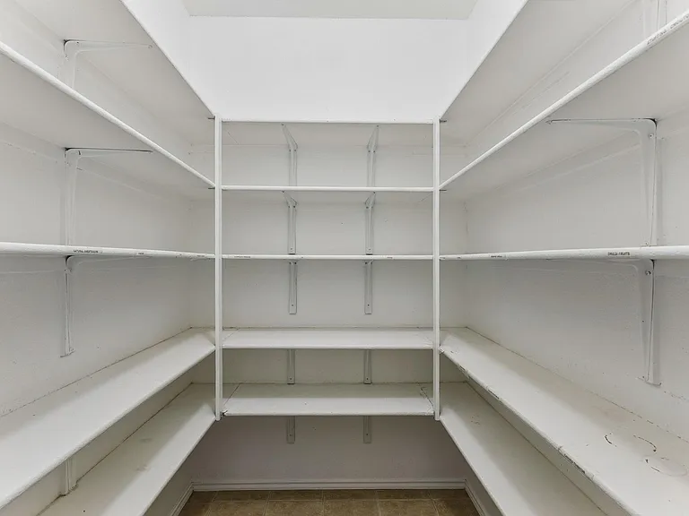 2404 Kristen Ln — Photo 17