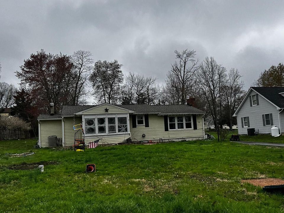 1st image of 27 1st Ave