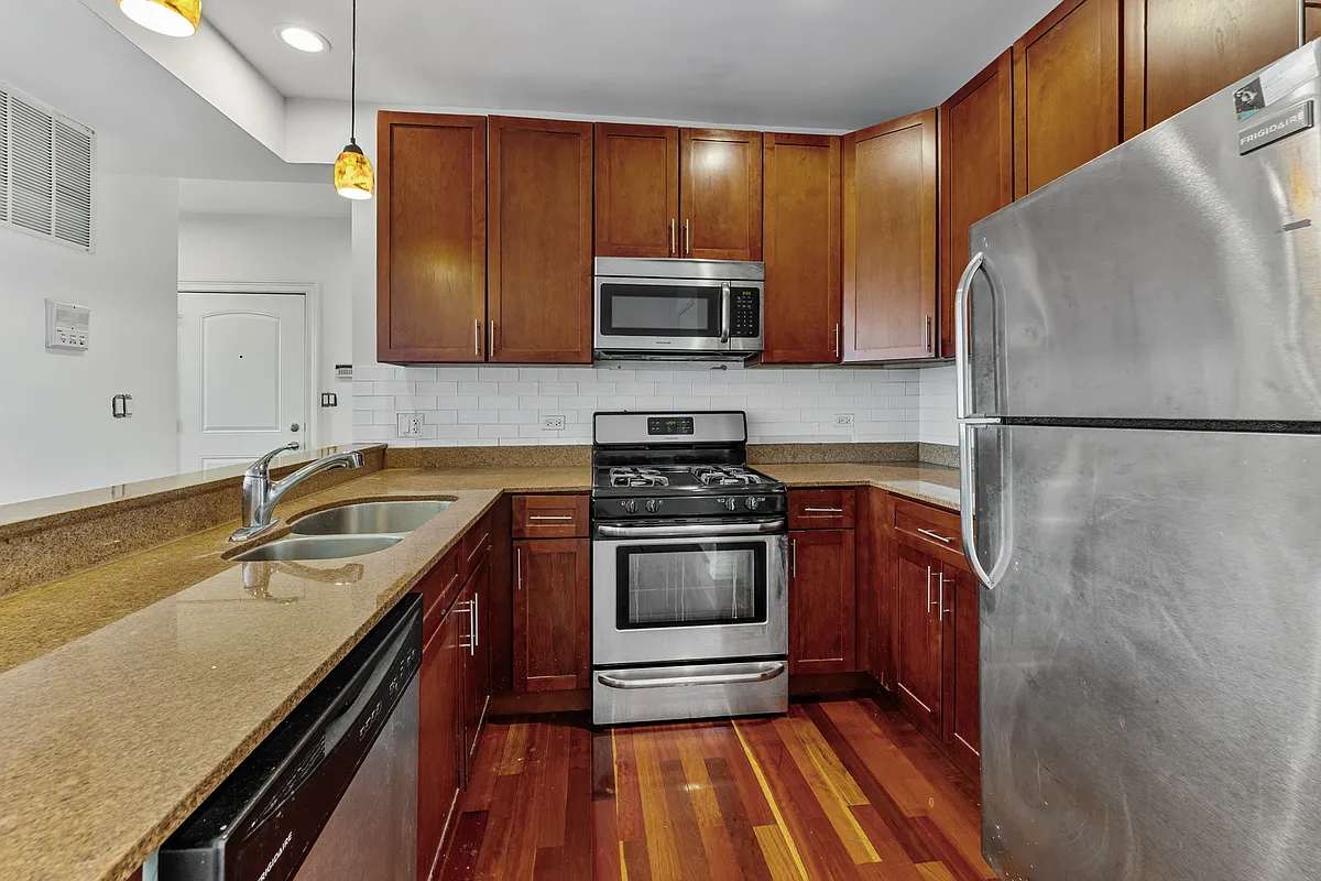 Building Photo - 7227 N Rogers Ave #1W