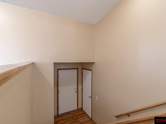 5th image of 325 Woodridge Dr