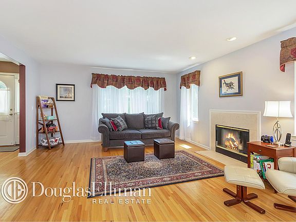 3rd image of 11 Piping Rock Dr