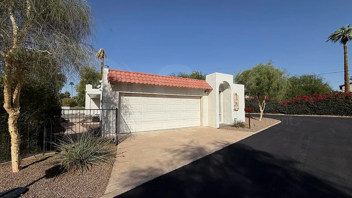 2 bed, 2.0 bath, 1929 sqft, $3,200 — Photo 2