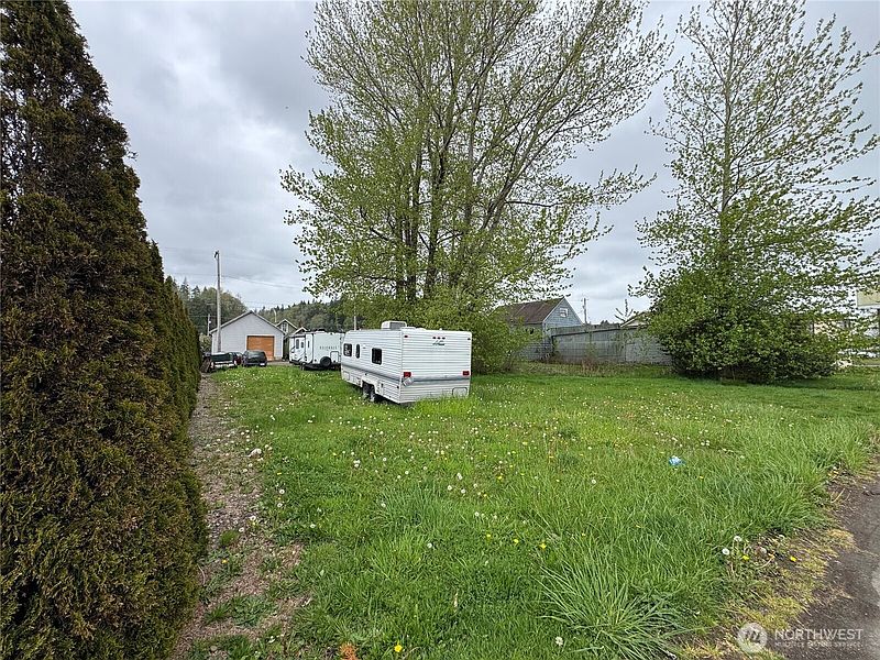 3rd image of 2210 Simpson Avenue