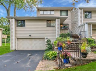 60 Chestnut Ln, Woodbury, NY 11797