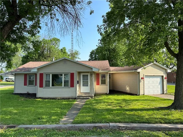 24 Parkway Dr, Sullivan, IL 61951