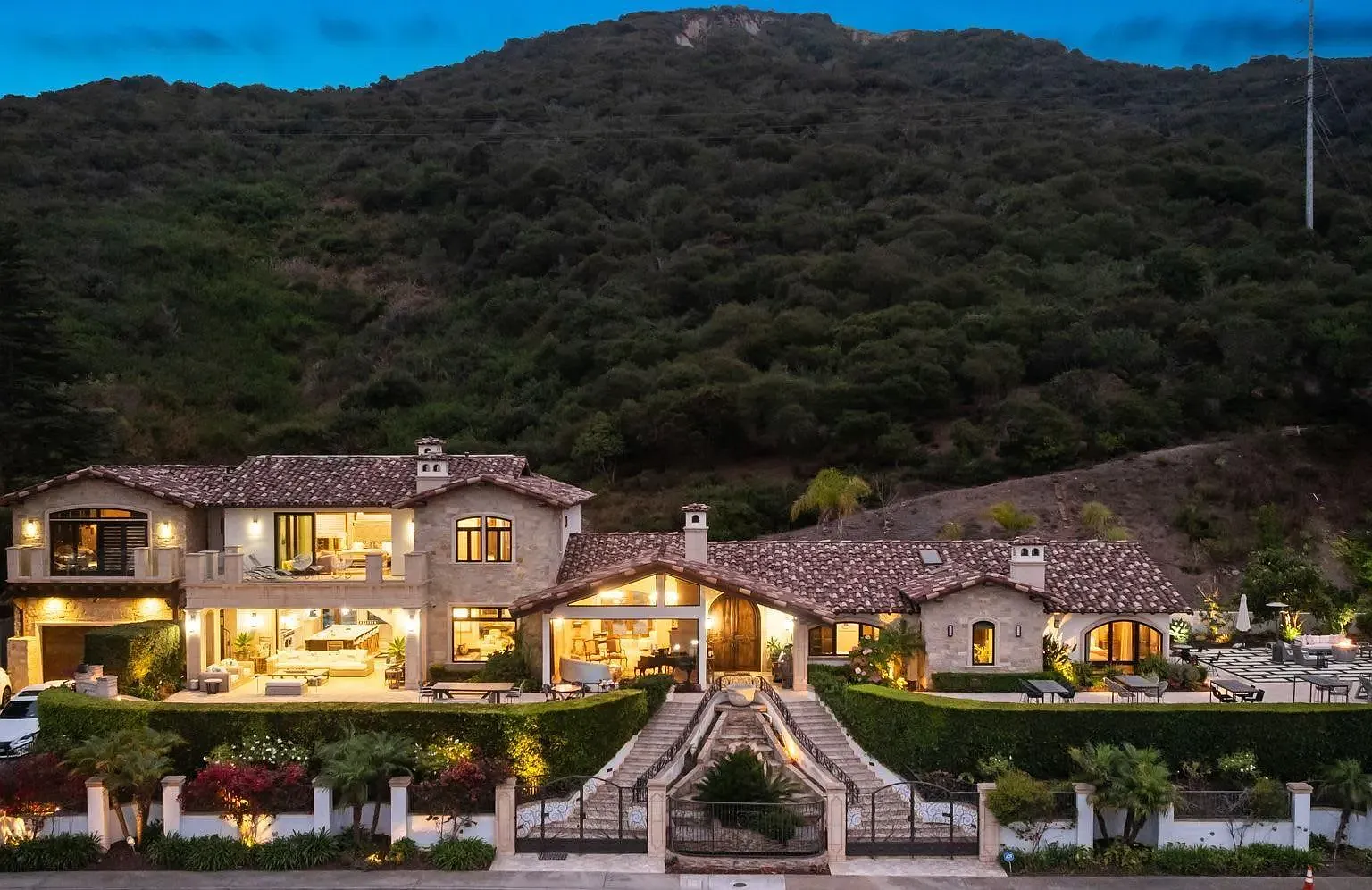 7 bed, 6.5 bath, 5800 sqft, $65,000 — Photo 1