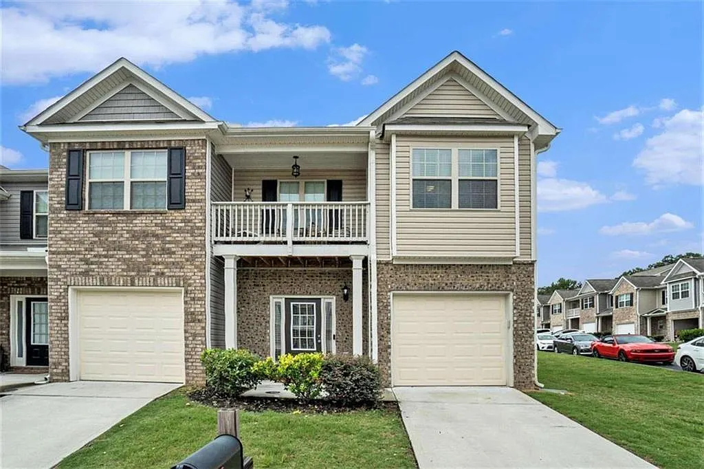 3 bed, 2.5 bath, 1681 sqft, $2,400 — Photo 1