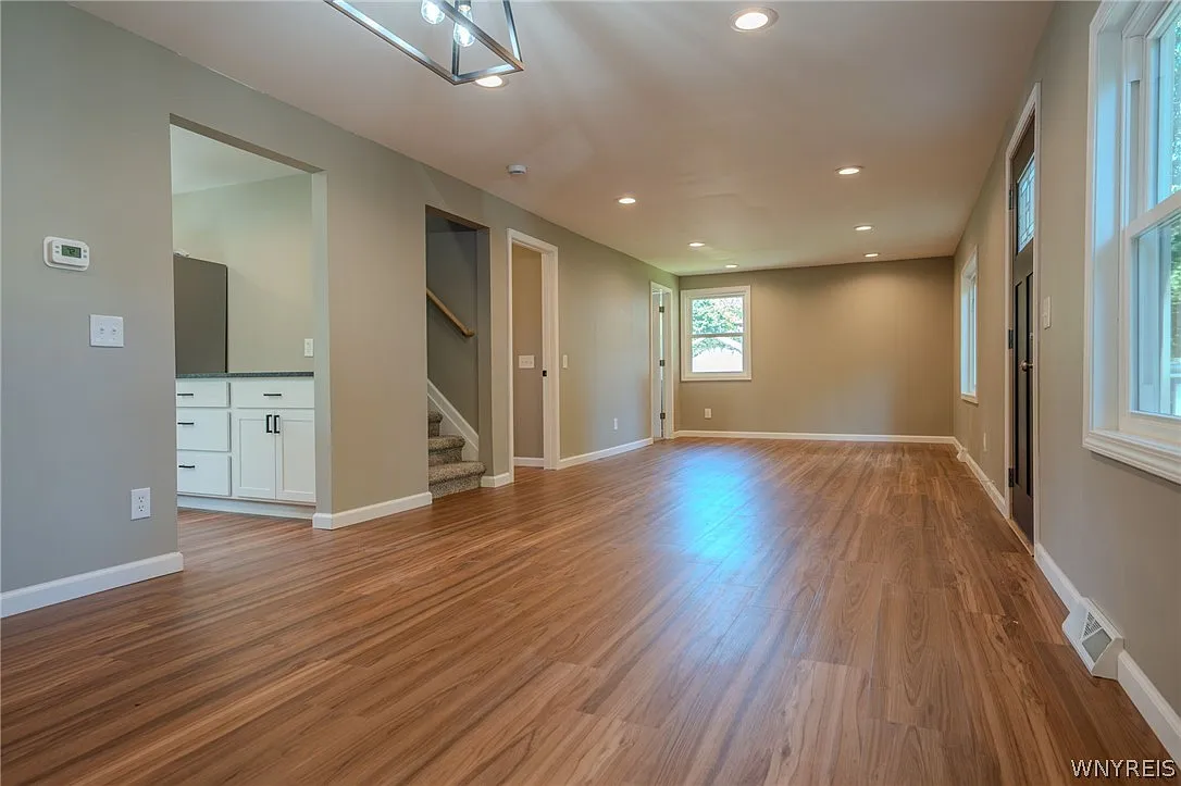 3 bed, 1.5 bath, 1224 sqft, $2,500 — Photo 2