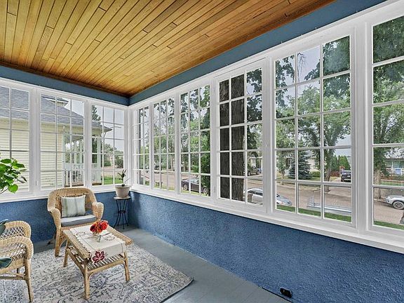5th image of 379 N 5th St SE