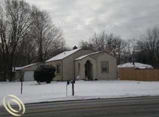 5641 Williams Lake Rd, Waterford, MI 48329