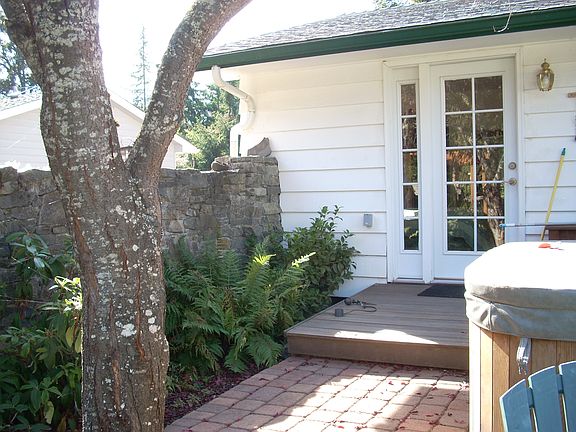 Hot tub to master bed.