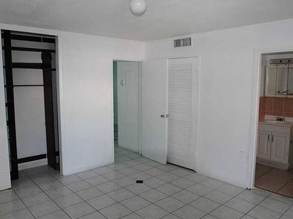 3rd image of 900 6th St APT 8