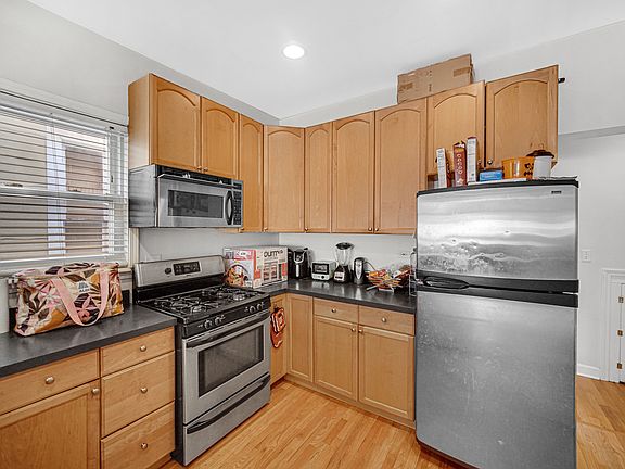 5th image of 3820 N Sacramento Ave