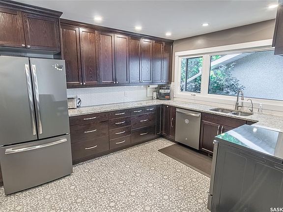 2nd image of 3708 Lakeview AVENUE