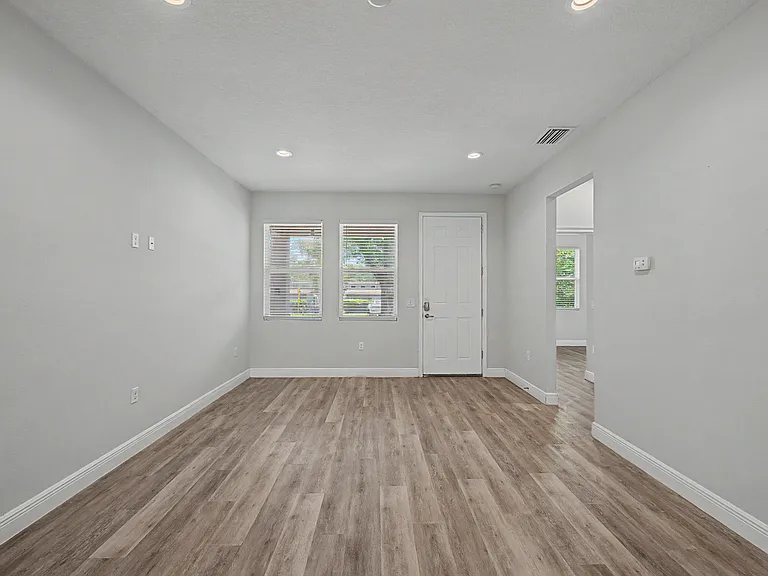 1614 E Mulberry Dr — Photo 4