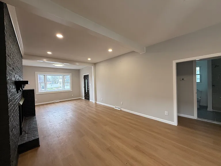 814 Hessian Ave — Photo 3