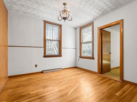 5th image of 131 Altamont Ave