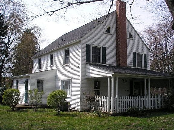 3rd image of 365 Woodland Pl
