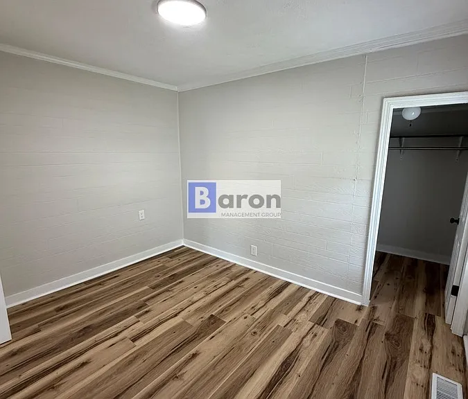 914 W Marion St — Photo 5
