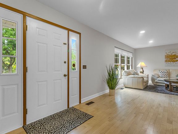 3rd image of 76 Foxboro Ln