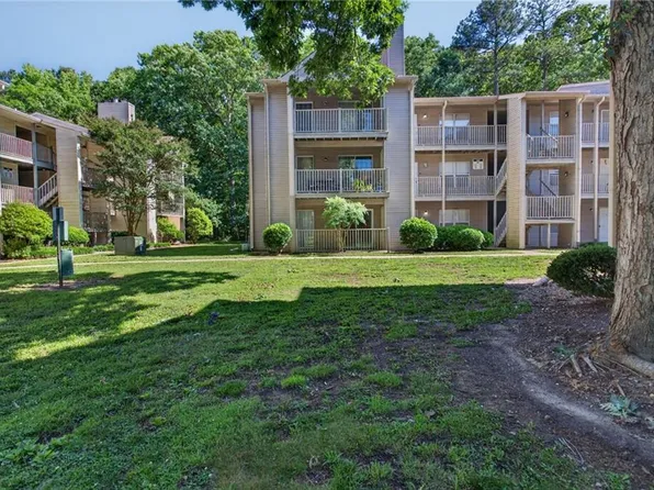 560 Candle Ln APT 104, Newport News, VA 23608