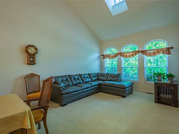 5th image of 466 Eton Dr