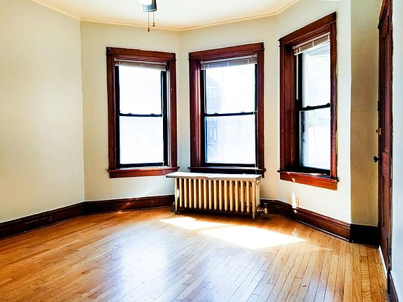 3rd image of 2101 N Leavitt St #1