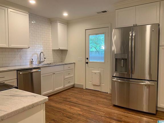 3rd image of 808 Kingsbury Ave