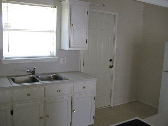 3rd image of 2204 Grayson Ave #10