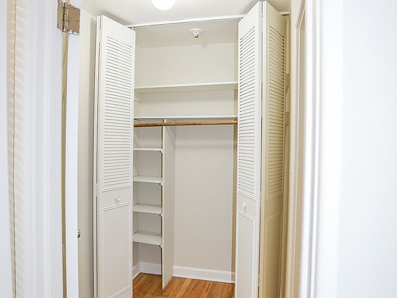 3rd image of 5908 N Kenmore Ave #306