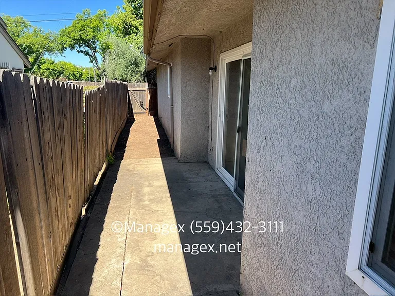 6104 N Fresno St #101 — Photo 14