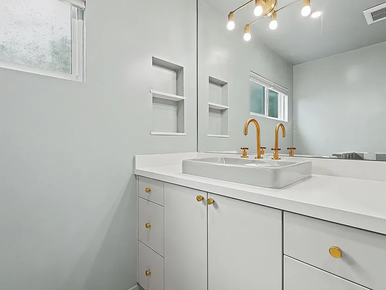 827 15th St - steps to Montana Ave in Santa Monica! — Photo 17