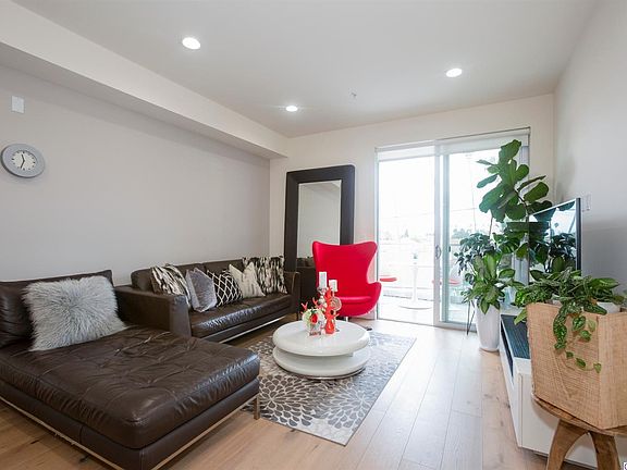 4th image of 105 S Mariposa Ave APT 304