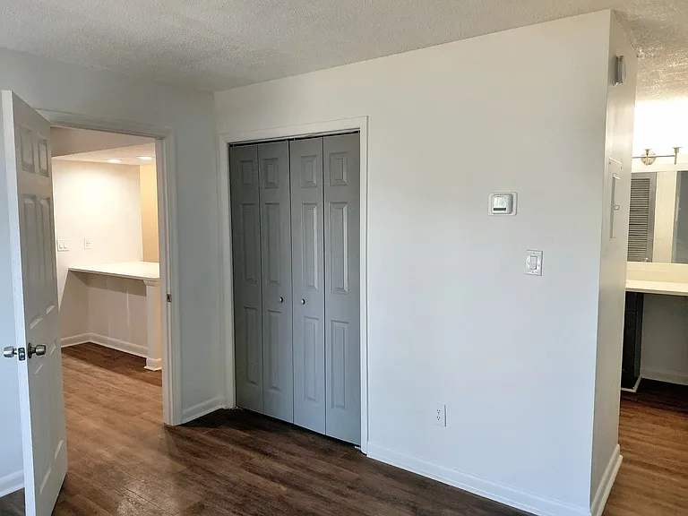 Windsor Apartments — Photo 10