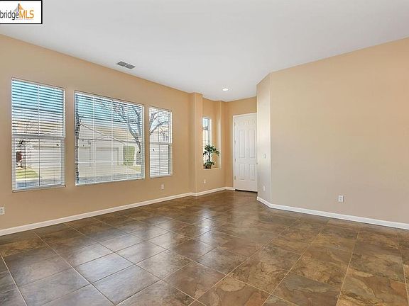 3rd image of 2400 Yosemite Way