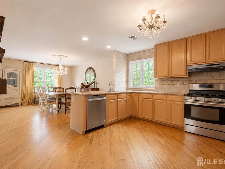 812 Columbus Ave — Photo 12
