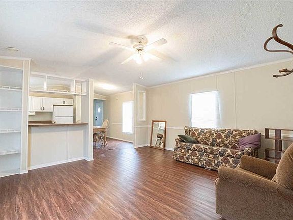 3rd image of 1008 Parkland Ct