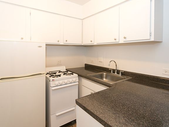 3rd image of 424 W Oakdale Ave #407