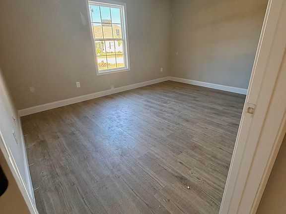 4th image of 217 Sutton Dr